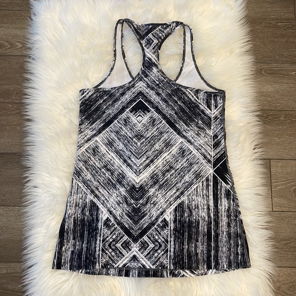 Size 6 Lululemon Tank Top - Picture 2 of 3